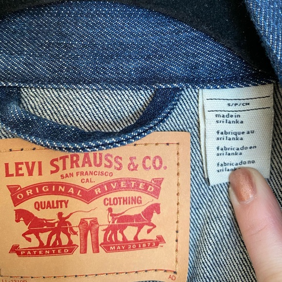 Levi’s Cropped Bleached Denim Jacket - SM - Picture 2 of 5